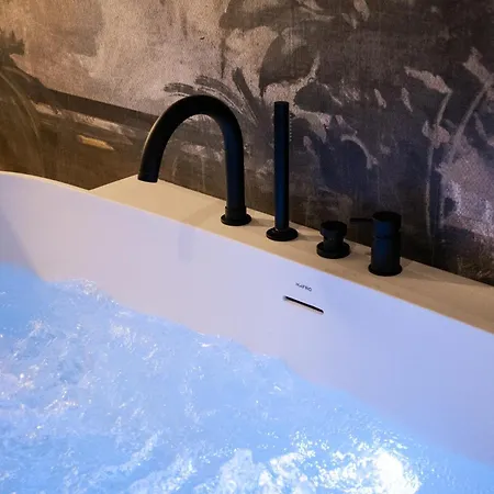 Trullo Delle Sfere- Luxury Trullo With Jacuzzi * Альберобелло