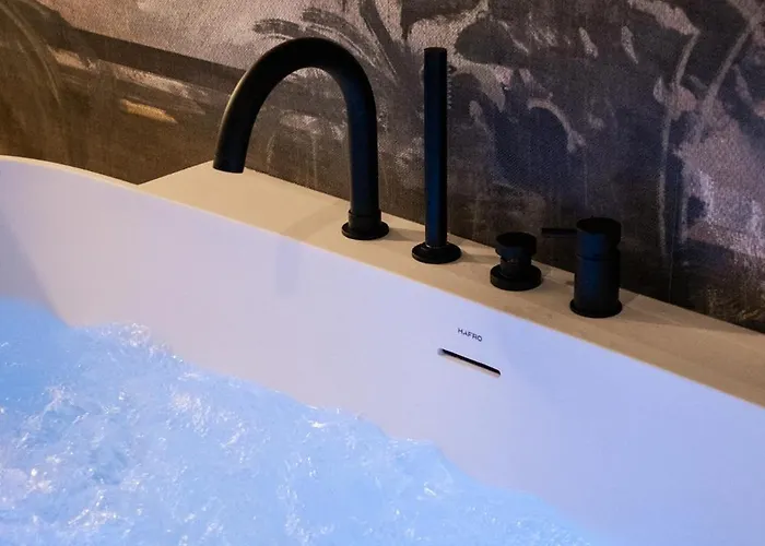 Trullo Delle Sfere- Luxury Trullo With Jacuzzi * אלברובלו